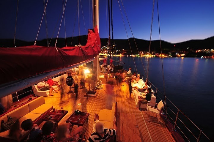 Evening: Yacht CASA DELL ARTE II's Deck Captured