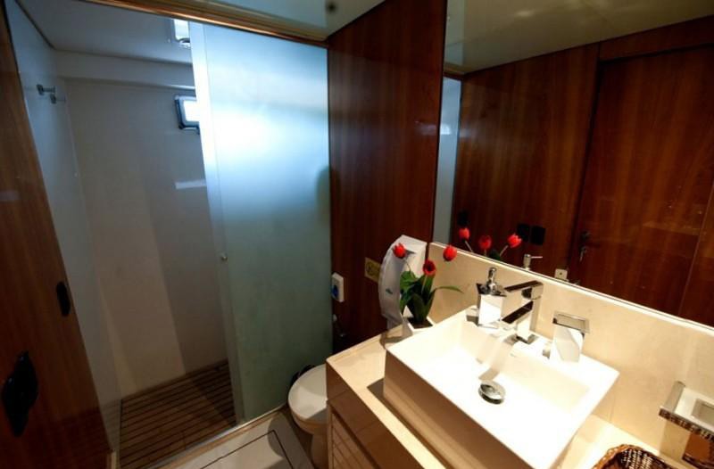 Close Up: Yacht ZENITH's Bath Photograph