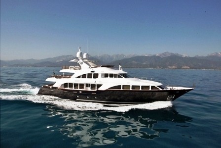 Cruising On Yacht AFRICAN QUEEN