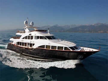 Cruising On Yacht AFRICAN QUEEN