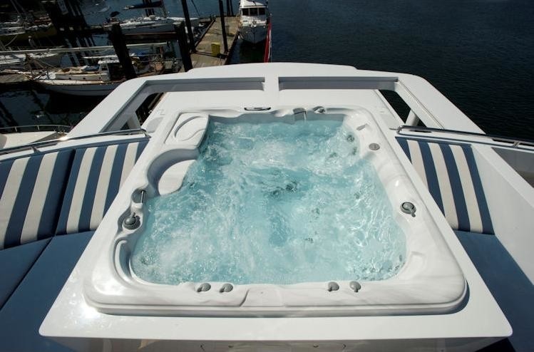 Life On Yacht ALUMERCIA
