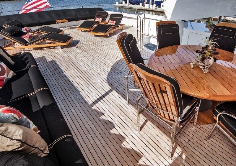 The 39m Yacht DUMB LUCK