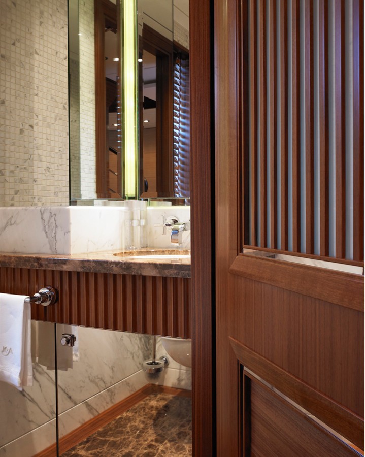 Close Up: Yacht KATHLEEN ANNE's Bath Image