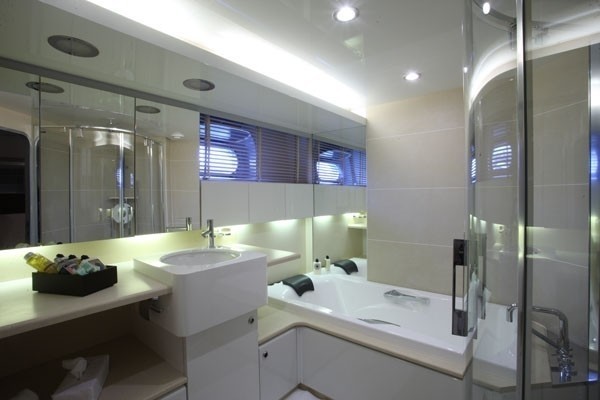 Bath On Yacht LIONSHARE