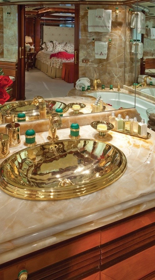 Close Up: Yacht AQUALIBRIUM's Main Master Bath Photograph