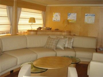 Seats: Yacht BLUE BREEZE's Top Saloon Captured