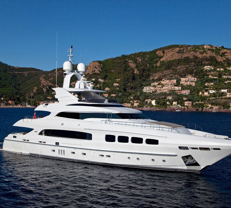 Profile Aspect Aboard Yacht MANIFIQ