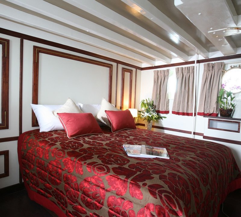 Red Guest's Cabin On Board Yacht CALISTO