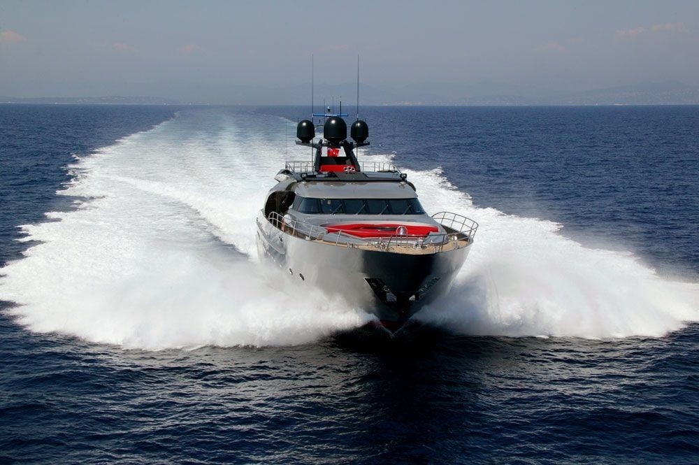 Ship's Bow: Yacht DRAGON's Cruising Image