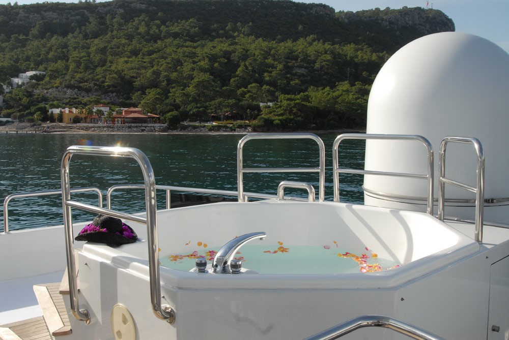 Jacuzzi Pool On Yacht LADYSHIP