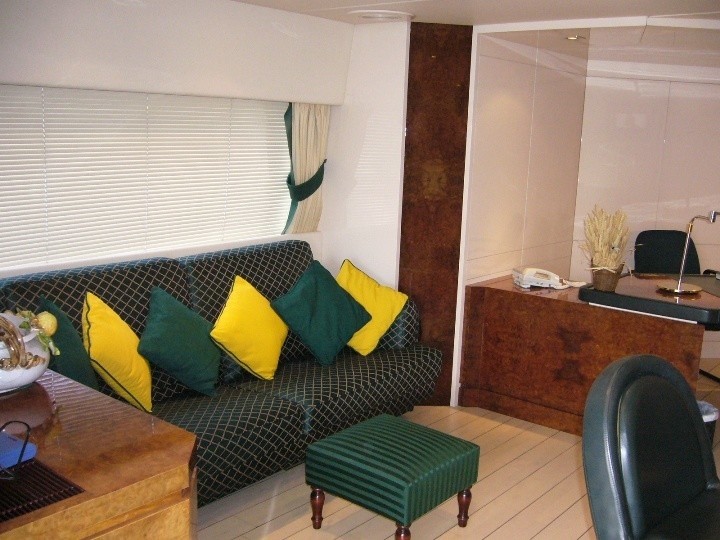 Couch: Yacht LADYSHIP's Top Saloon Captured