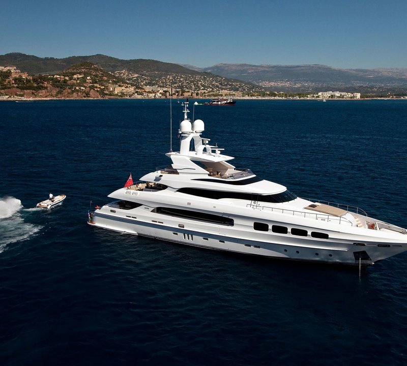 Profile On Board Yacht MANIFIQ