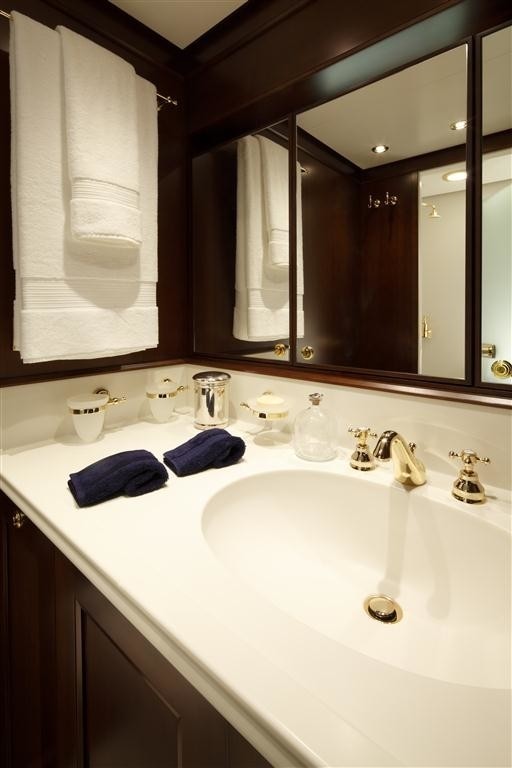 Close Up: Yacht AXANTHA II's Bath Photograph