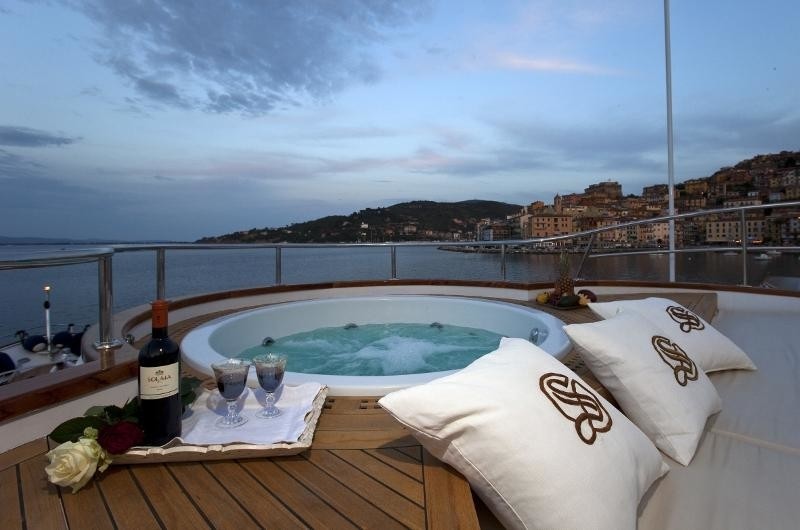 Jacuzzi Pool On Yacht SIRAHMY