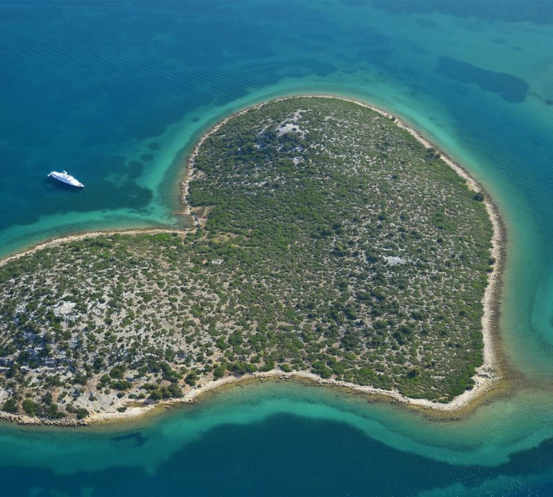 Anchorage On Board Yacht BERZINC