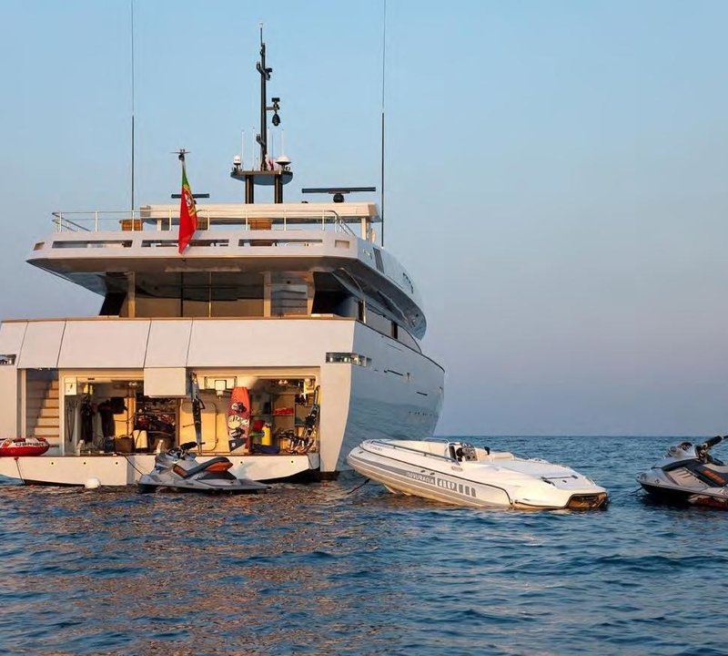 Beach Beachclub Aboard Yacht FAN TOO