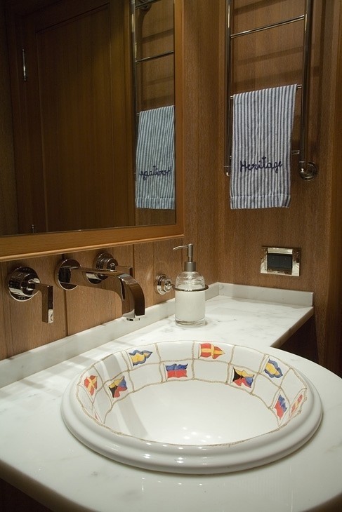 Close Up: Yacht HERITAGE's Bath Image