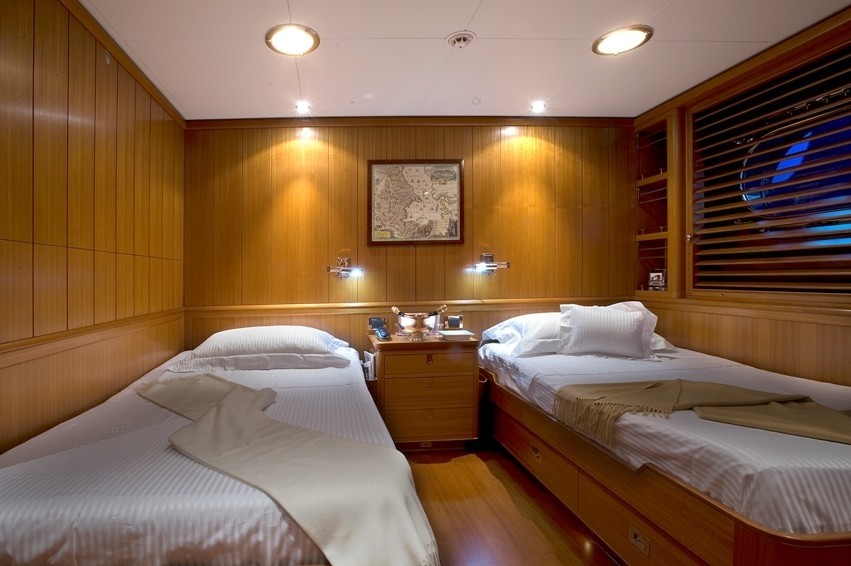 Profile: Yacht HERITAGE's Twin Bed Cabin Photograph