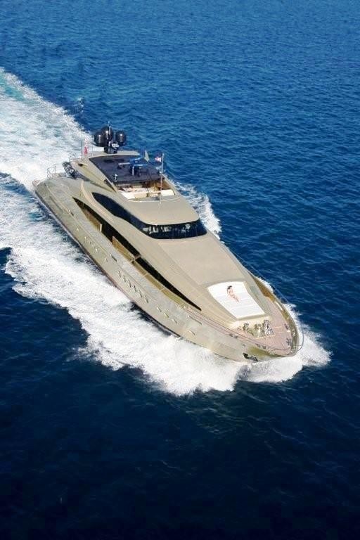 Forward Aspect: Yacht HOKULANI's Cruising Pictured