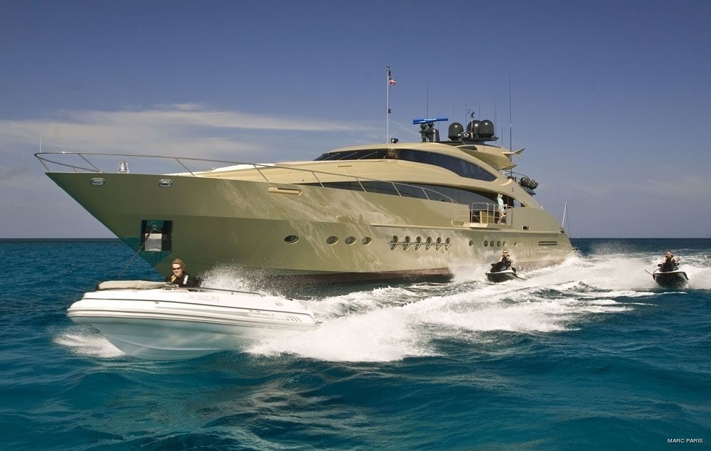 Ship's Tender: Yacht HOKULANI's Cruising Photograph