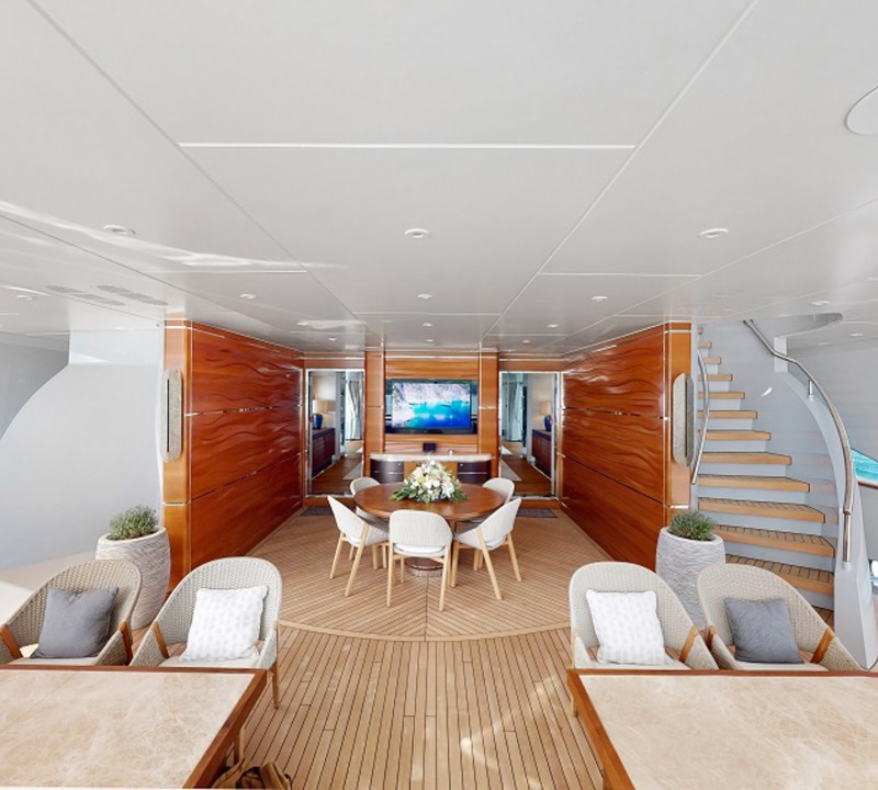 Deck Dining Hull View