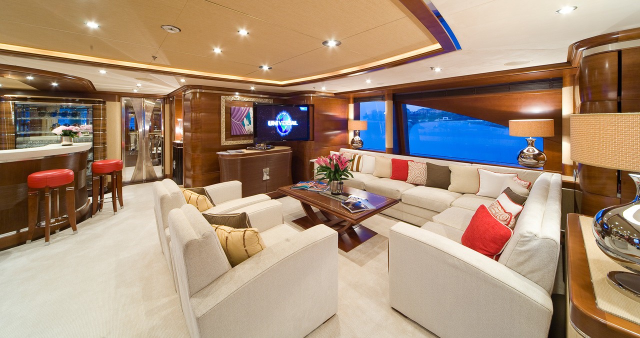 Top Saloon On Yacht LATITUDE