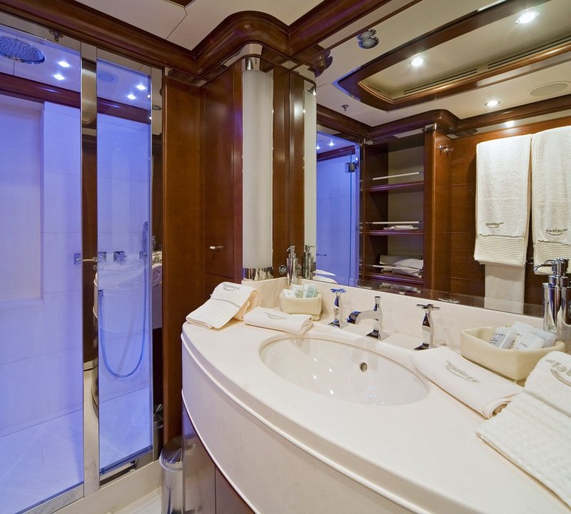 Personal Bath On Yacht LATITUDE