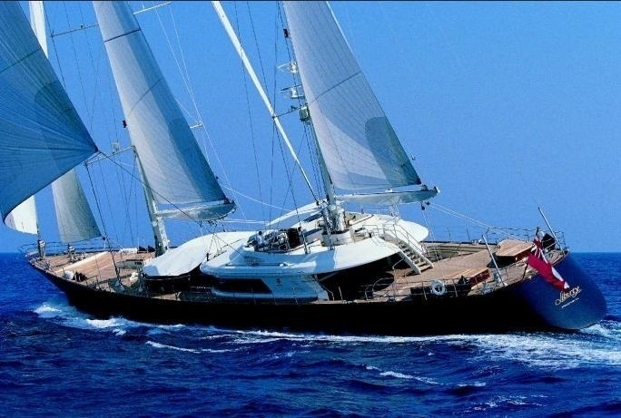 Profile Aspect: Yacht LUNA's Cruising Image