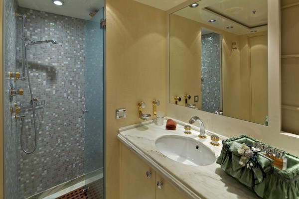 Twin Bed Bath On Board Yacht MIA RAMA
