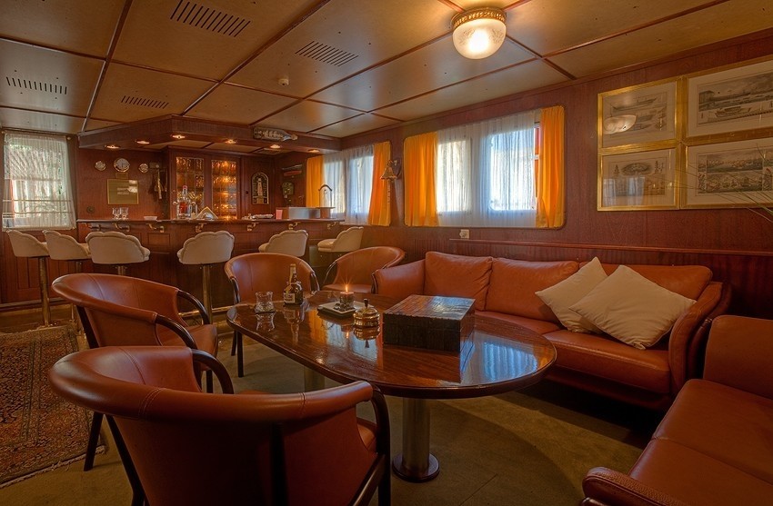 Saloon Sitting On Yacht SANSSOUCI STAR
