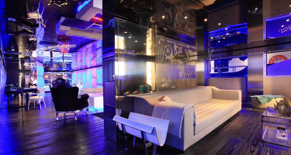 Sitting: Yacht SEA FORCE ONE's Premier Saloon Captured