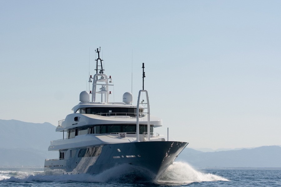 Forward Aspect: Yacht SYNA's Cruising Photograph