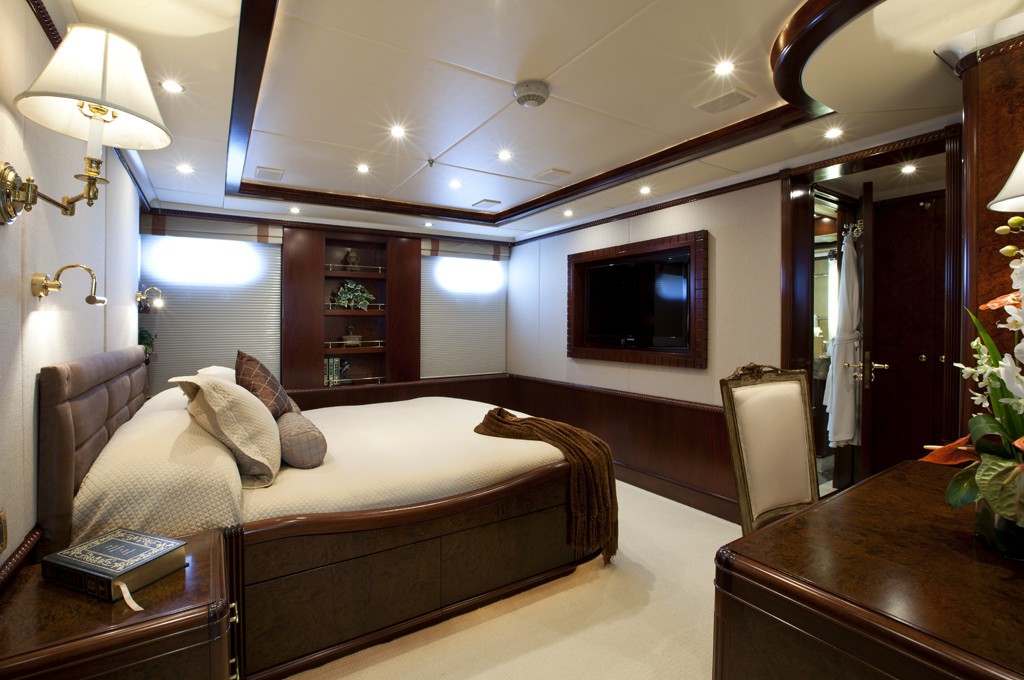 Profile Aspect: Yacht NOBLE HOUSE's Queen Sized Cabin Image