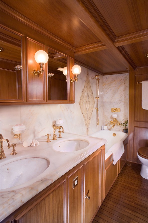 Bath On Yacht FLEURTJE