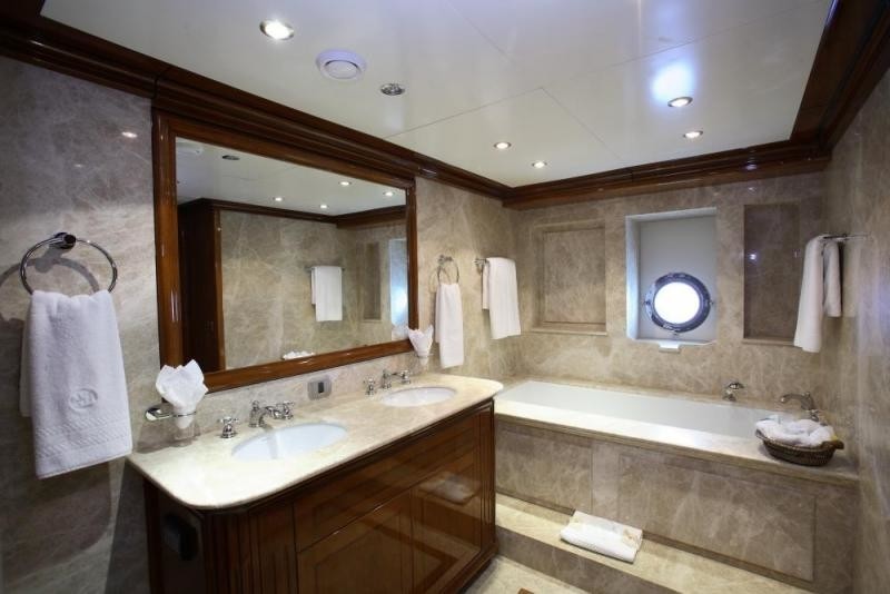 Bath On Yacht MONTIGNE