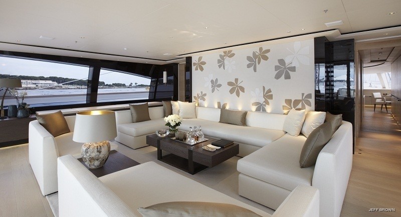 Sitting: Yacht TWIZZLE's Premier Saloon Captured