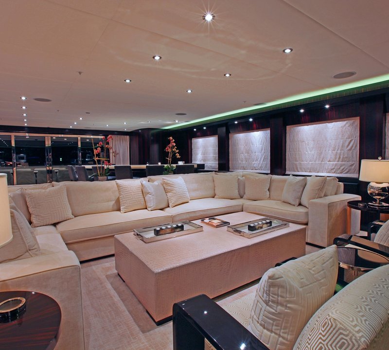 Sitting: Yacht CARPE DIEM's Sky-lounge Captured
