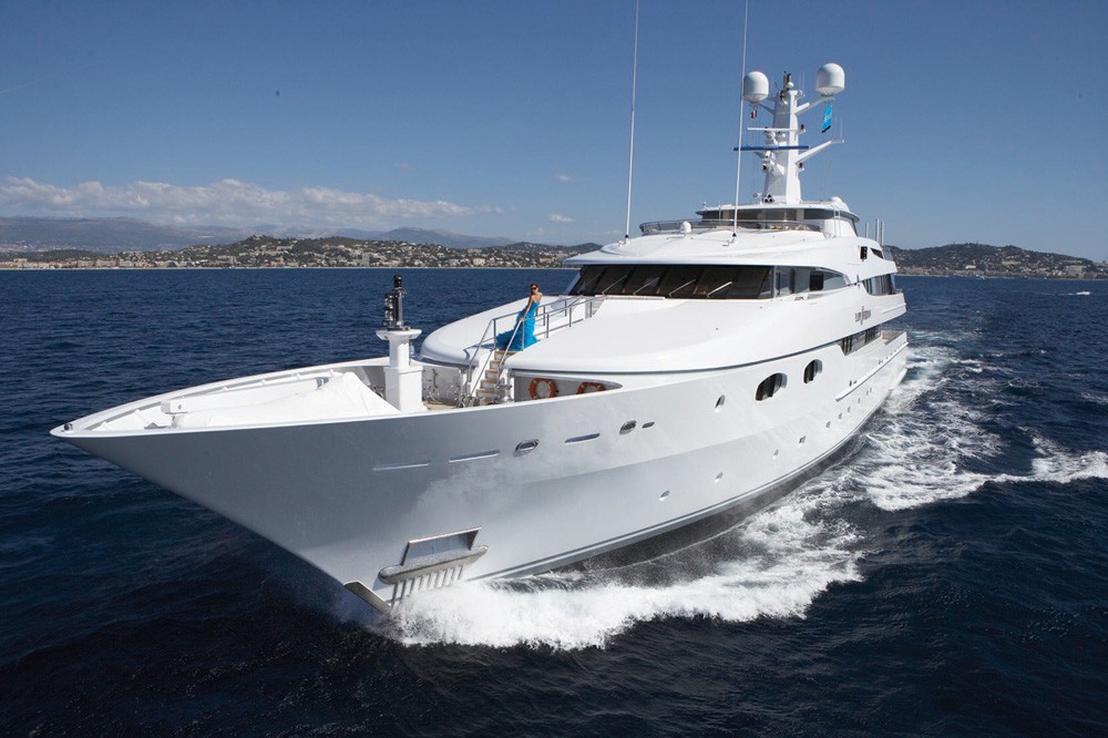 Forward Aspect: Yacht LADY SHERIDAN's Cruising Image