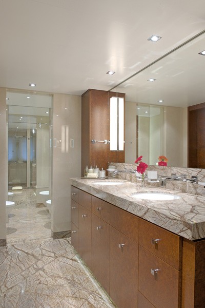 Personal Bath Aboard Yacht HUNTRESS