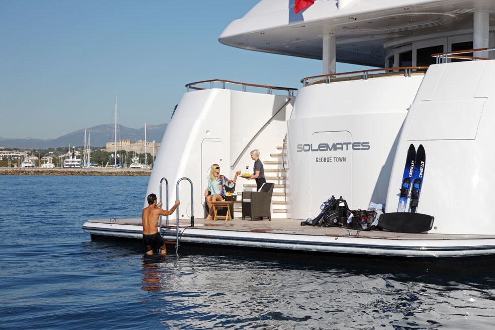 Daytime: Yacht HUNTRESS's Beach Beachclub Captured