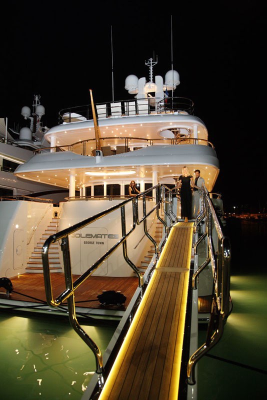 Evening: Yacht HUNTRESS's Beach Beachclub Image