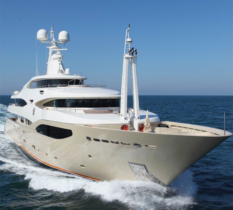 Forward Aspect On Yacht LIGHT HOLIC