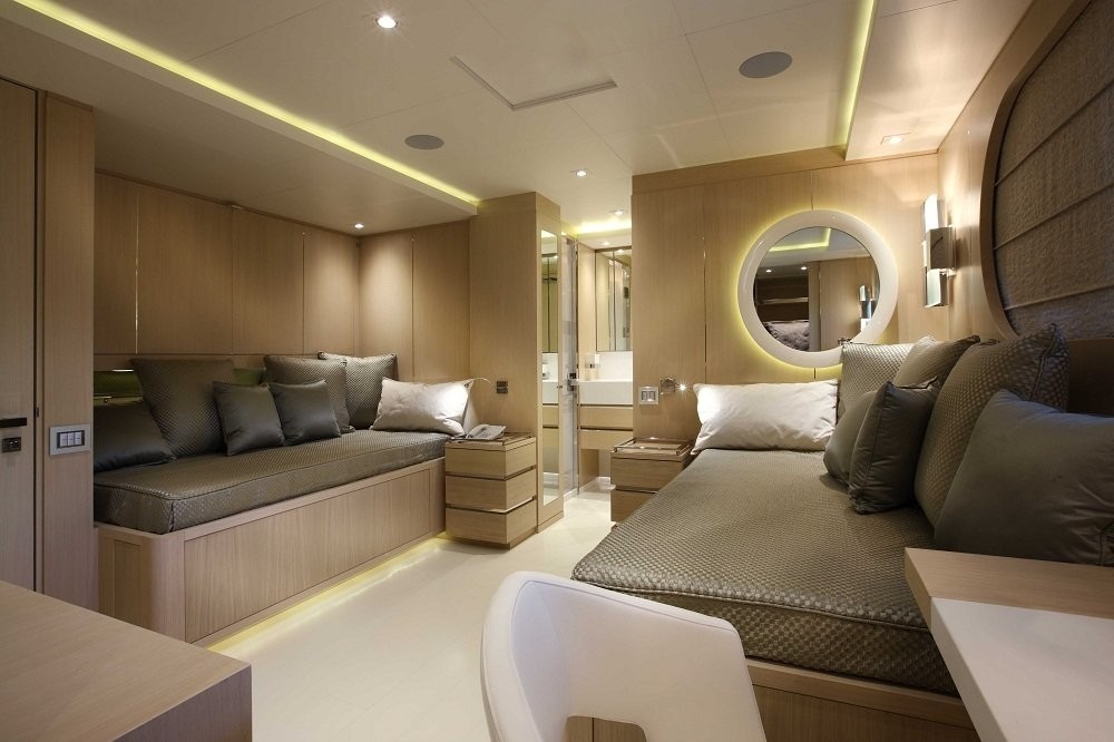 Twin Bed Cabin On Yacht LIGHT HOLIC