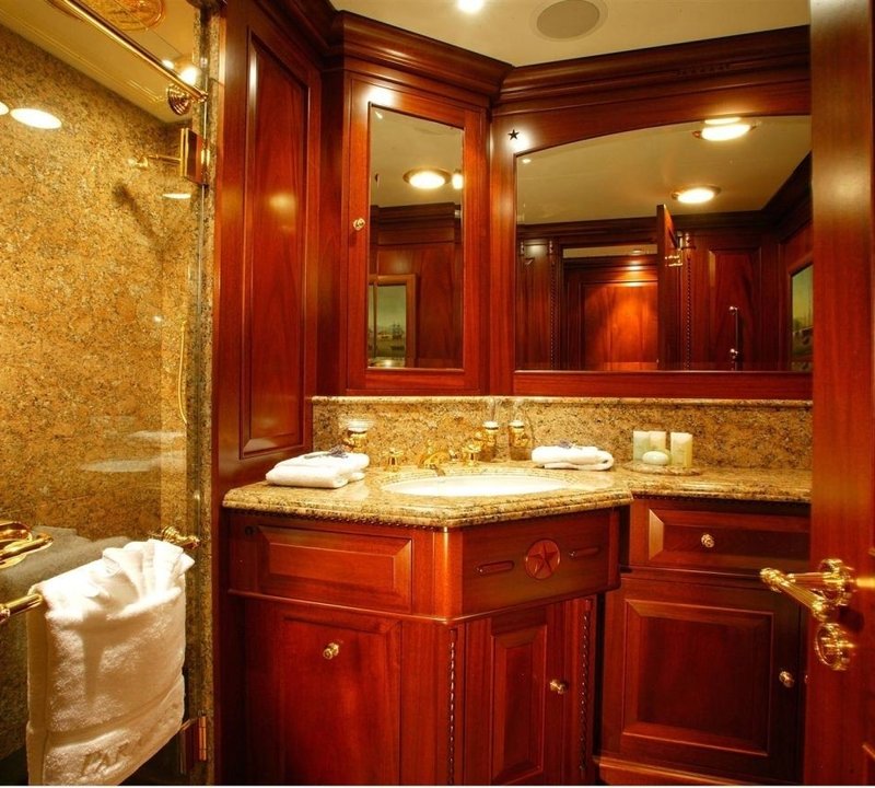 En Suite Aboard Yacht PARAFFIN