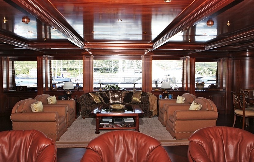Starboard Side: Yacht APOGEE's Sky-lounge Captured