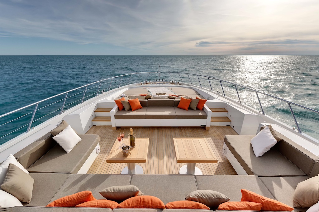 7 Luxury Yacht Mangusta 132 exteriors
