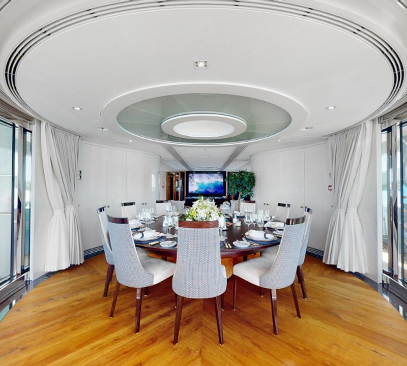 Hull Deck Dining