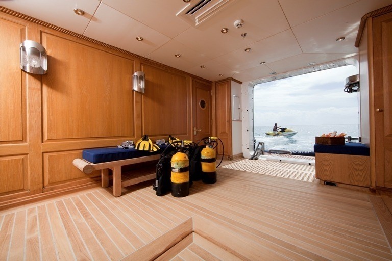 Aspect Out: Yacht LEANDER G's Diving Area Image