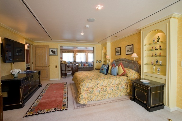 Daytime: Yacht LEANDER G's Main Master Stateroom Image
