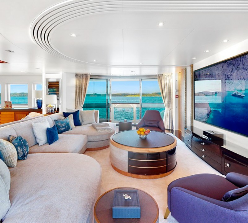 Hull Deck Salon